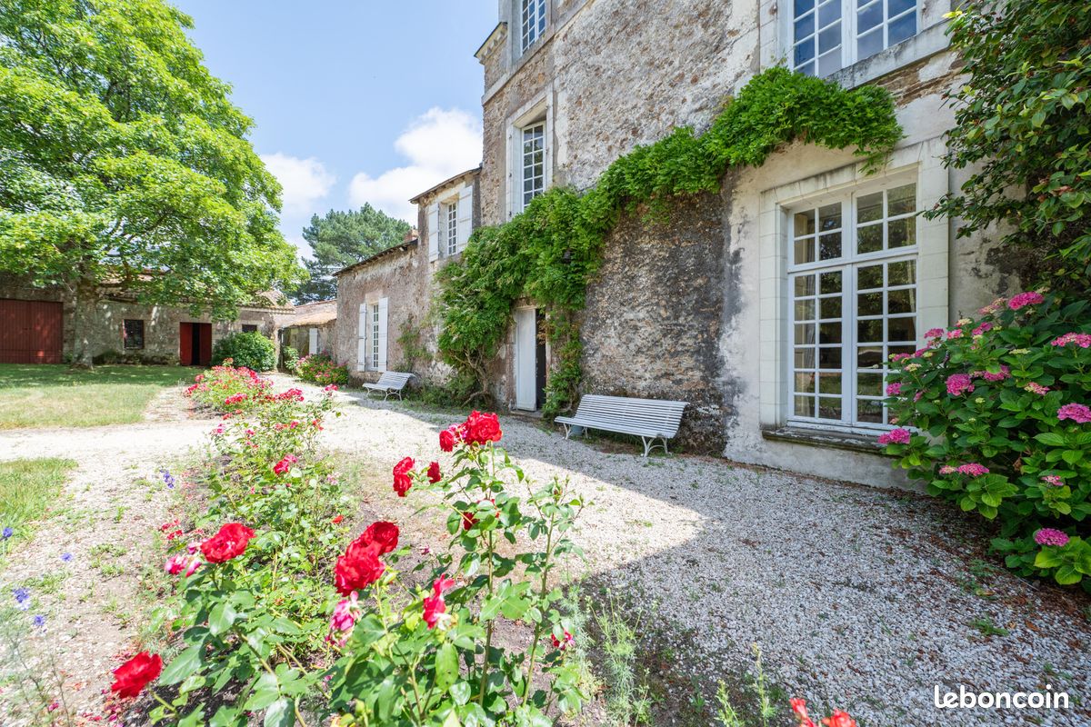 Maison 11 pièces 397 m² · à Le Loroux-Bottereau · 397 m² · 983 250 €