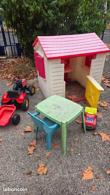 Cabane, tracteur et jeux extérieurs pour enfants (image 1)