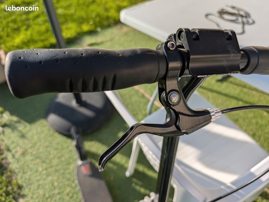 Trottinette pliable avec suspensions & frein au guidon – Noir– Occasion (image 5)