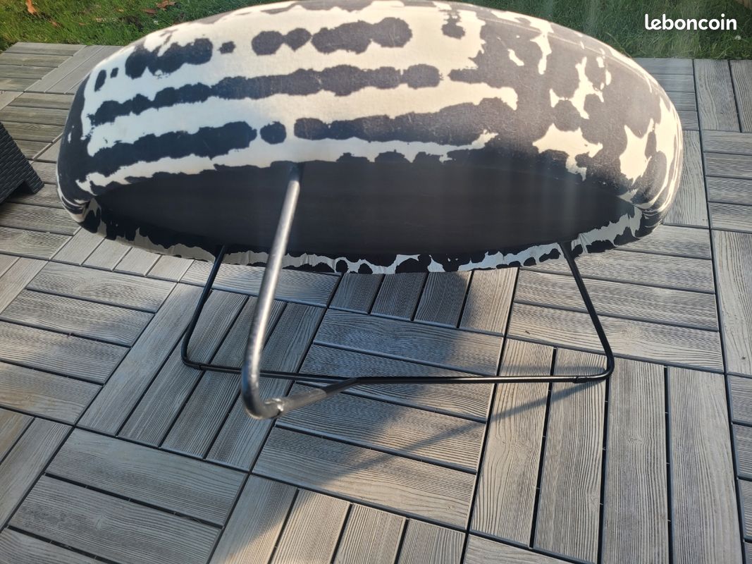 Pouf noir et blanc avec pieds métalliques (image 3)
