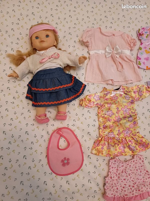 Poupée avec 10 vêtements (image 2)