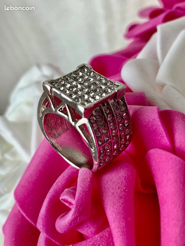 Bague Fantaisie chevalière neuve ornée de strass Diamètre intérieur 1,7 cm (image 10)