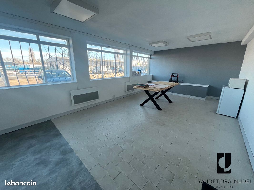 Local 207 m² RIORGES (image 1)