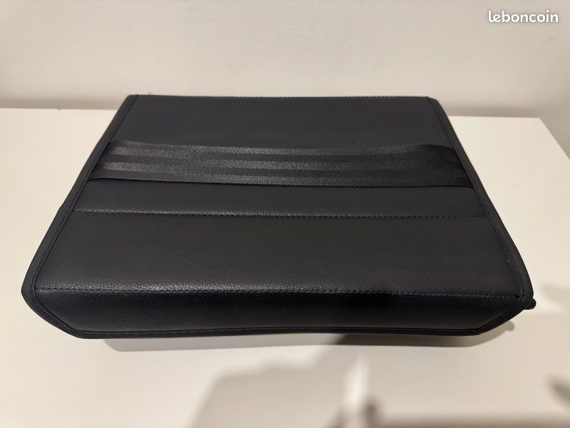 Coffre rangement sous siège tesla model Y (image 1)