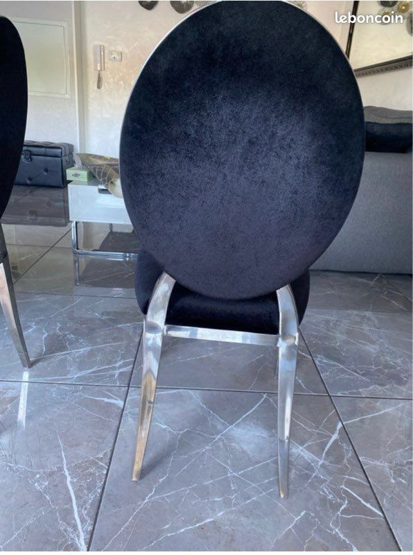 Table ronde et chaises médaillons (image 3)