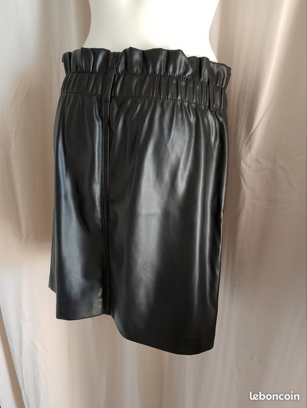 Jupe Courte En Cuir Noir NUE 19.04 Taille 38 - Bord Clouté, Parfait état, Fabrication Française