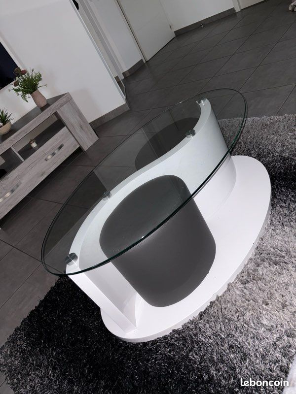 Table Basse Verre Et Bois Avec Deux Poufs – Légères Rayures – Salon