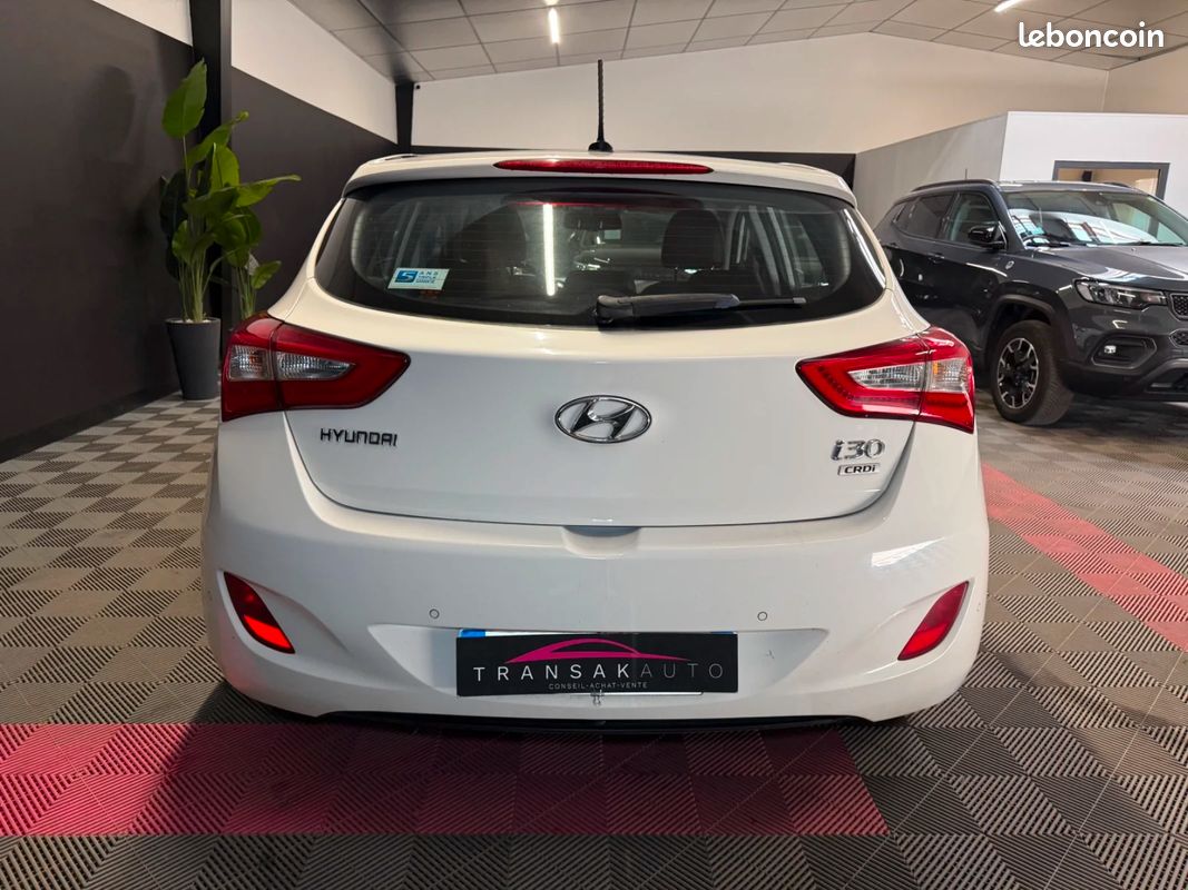HYUNDAI i30 1.6 CRDi 128 Pack Premium TOIT OUVRANT / SIEGES CHAUFFANTS (image 4)