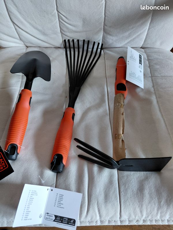 Outils de jardin neufs avec étiquettes : 1 transplantoir, 1 serfouette à main, 1 râteau à main (image 2)