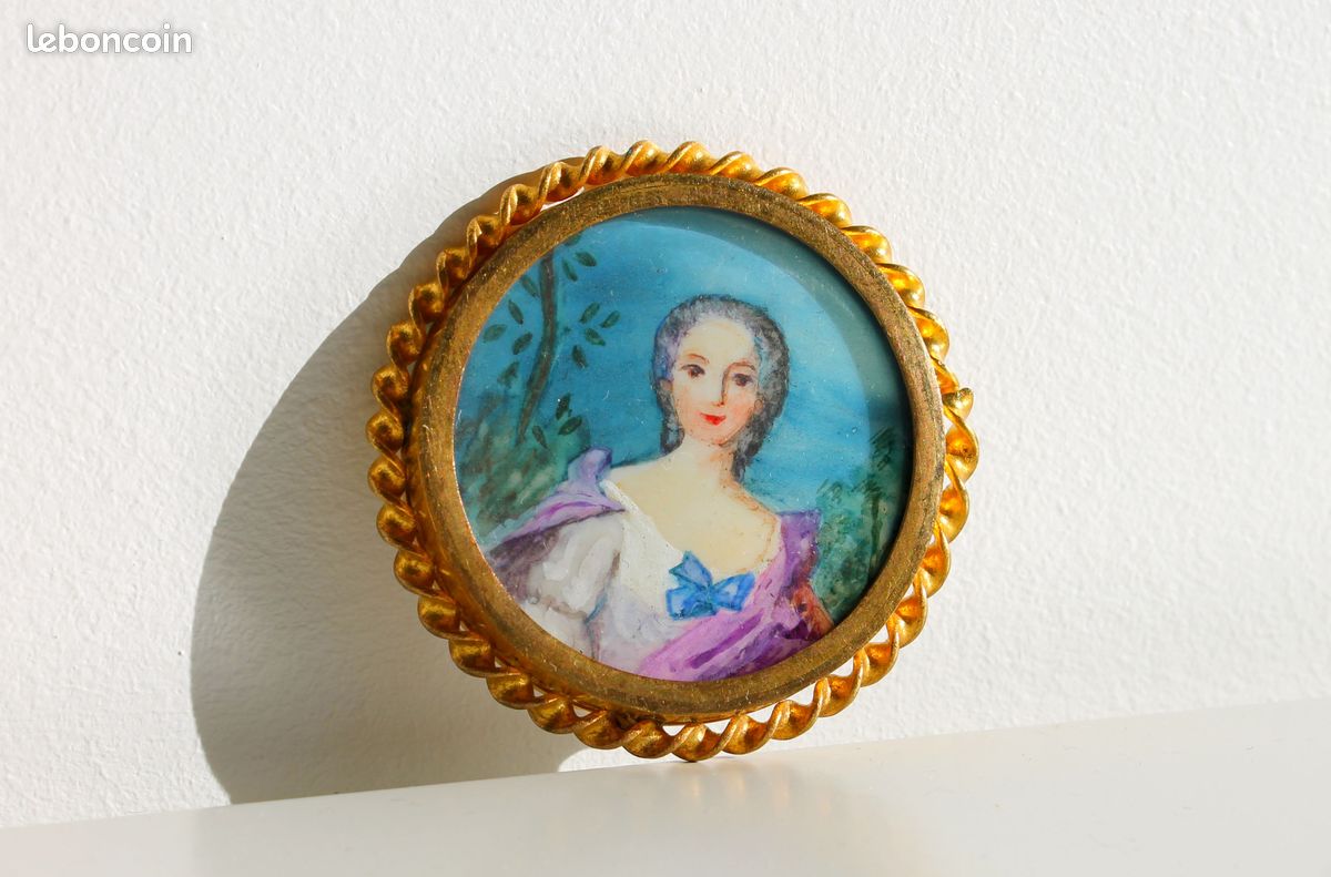 Broche Ancienne Avec Miniature Peinte Sous Verre - Métal Doré - Thème Floral - Occasion