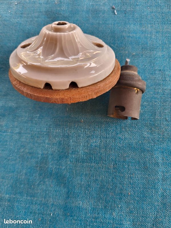 Rosace de plafond ancienne porcelaine moulurée & embase bois + douille vintage (image 3)