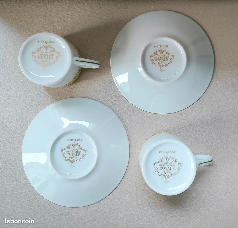 PAIRE D'ANCIENNES TASSES en porcelaine bleu pastel à anse ajourée