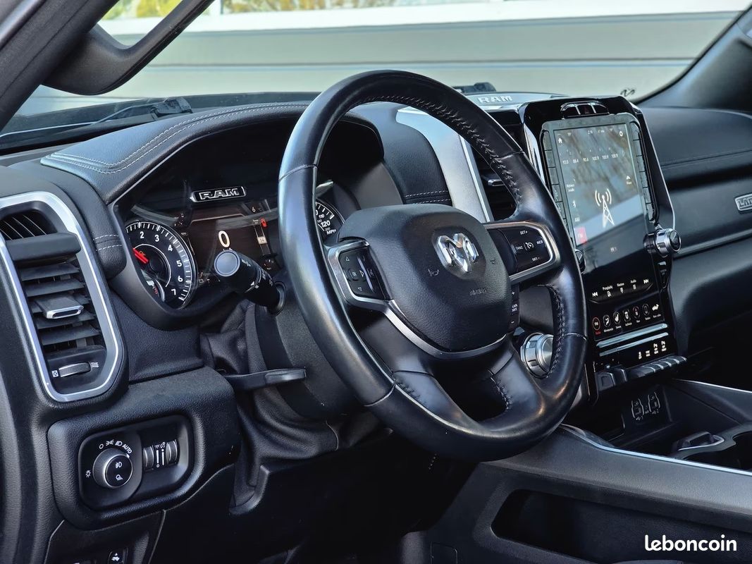 Dodge RAM 1500 Laramie Night Edition 5.7 HEMI 401 ch 4x4 – Harman Kardon – Écran 12” – 22” (image 13)