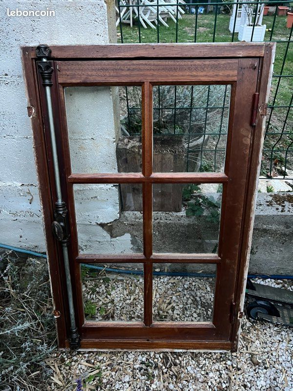 Fenêtre en bois (image 1)