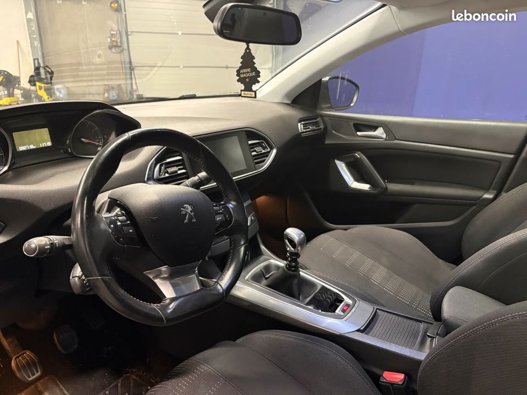 PEUGEOT 308 1.2 130ch ALLURE - Toit panoramique - Suivi complet - Climatisation (image 19)