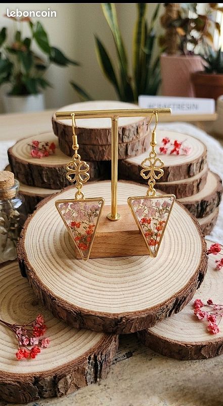 Boucles d'Oreilles Triangle en Résine et Fleurs Séchées - Finition Dorée - Bijou Floral Géométrique Fait Main - Style Bohème et Nature (image 2)