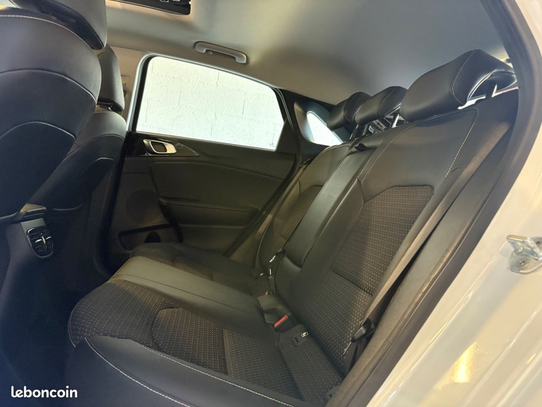 KIA CEED GT-Line 126cv - TOIT OUVRANT/APPLE CARPLAY/CAMÉRA DE RECUL/RADARS/JANTES 17" (image 13)