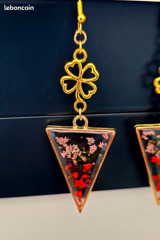 Boucles d'Oreilles Triangle en Résine et Fleurs Séchées - Finition Dorée - Bijou Floral Géométrique Fait Main - Style Bohème et Nature (image 6)
