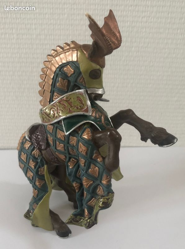 Figurine PAPO - Cheval du maître des armes cimier dragon (image 1)