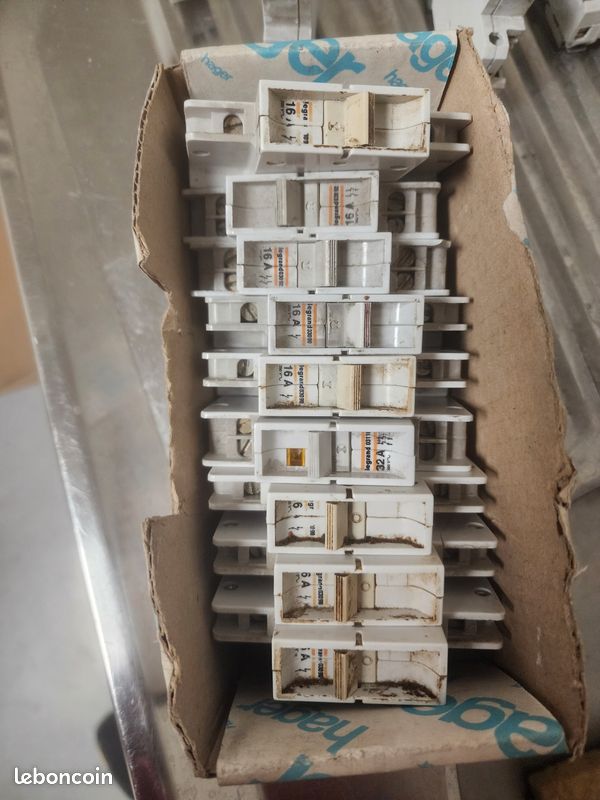 Disjoncteur électrique et porte de fusible (image 9)