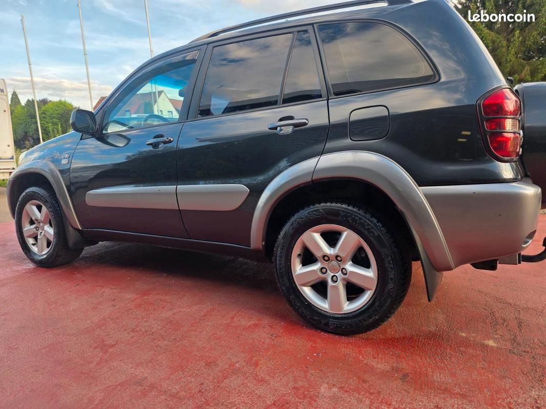 Toyota RAV4 2.0 D-4D 116 ch 4x4 Sol • Clim auto Attelage Radar de recul Barres toit (image 7)