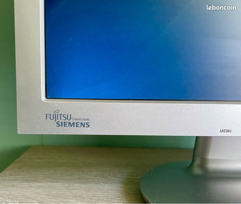 Écran Fujitsu P7230 D'occasion – Fonctionnel, Quelques Marques