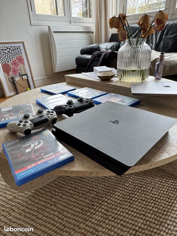 Playstation 4 slim 500 Go / 6 jeux / casque et manettes (image 3)