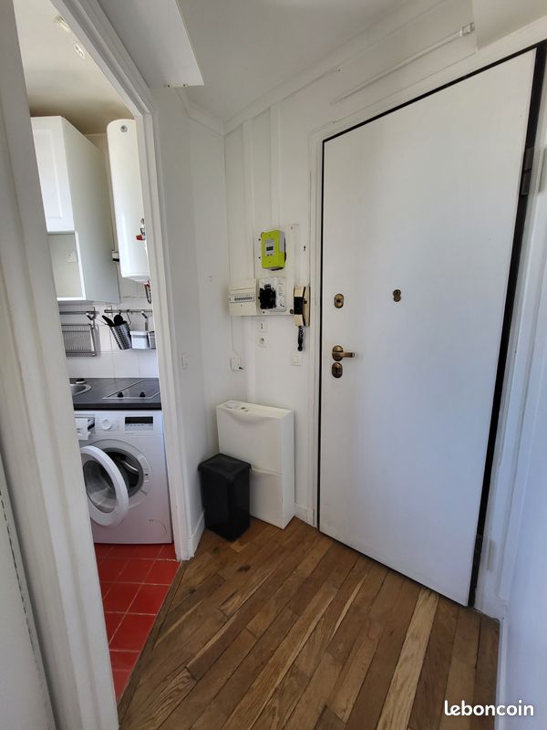 Studio lumineux de 15 m² avec balcon et vue sur les toits (image 2)
