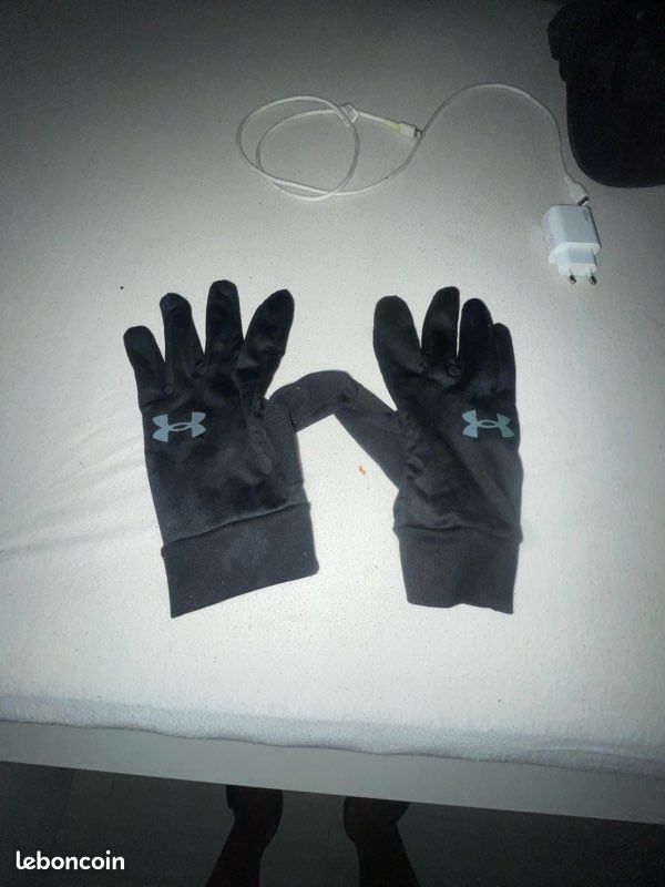 Gants under armoir (image 1)