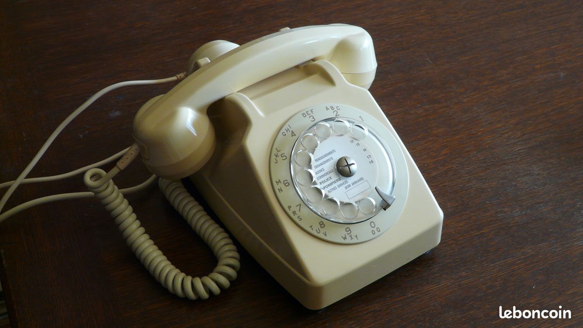Téléphone ancien à cadran (image 1)