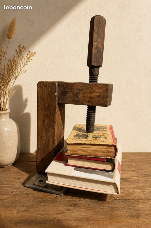 Bibliotheque, Présentoir à livres décoratif en ancien serre-joint en bois détourné (image 1)
