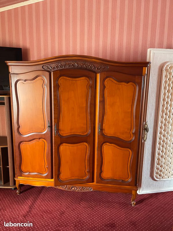 Grande armoire 3 portes style Louis XV – bois teinte merisier (image 2)