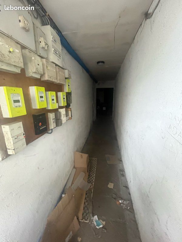 Local commercial 8 pièces 400 m²