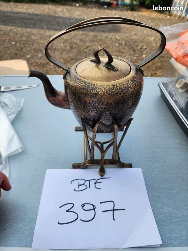 Théière Ancienne Sur Réchaud En Métal Argenté, Usée Par Le Temps, Pièce Déco
