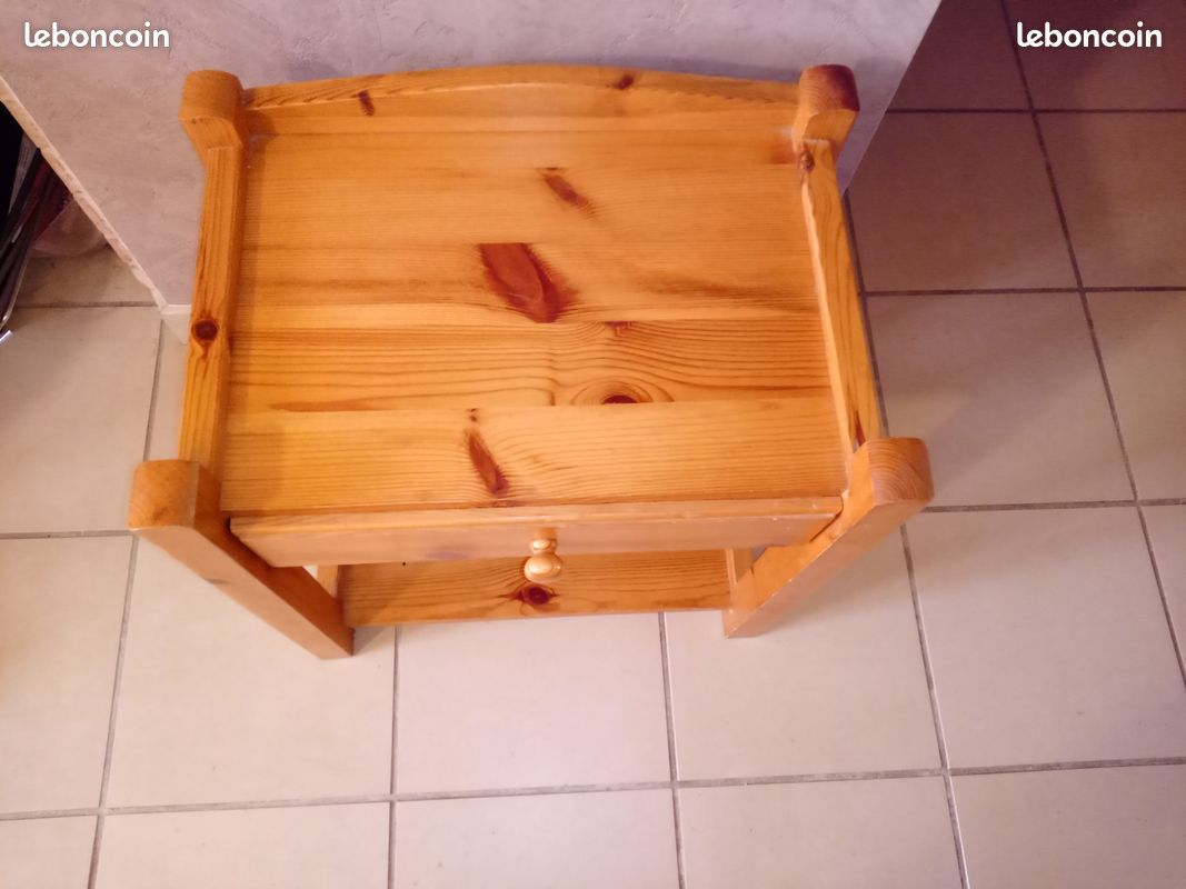 Table de nuit en sapin couleur miel (image 1)
