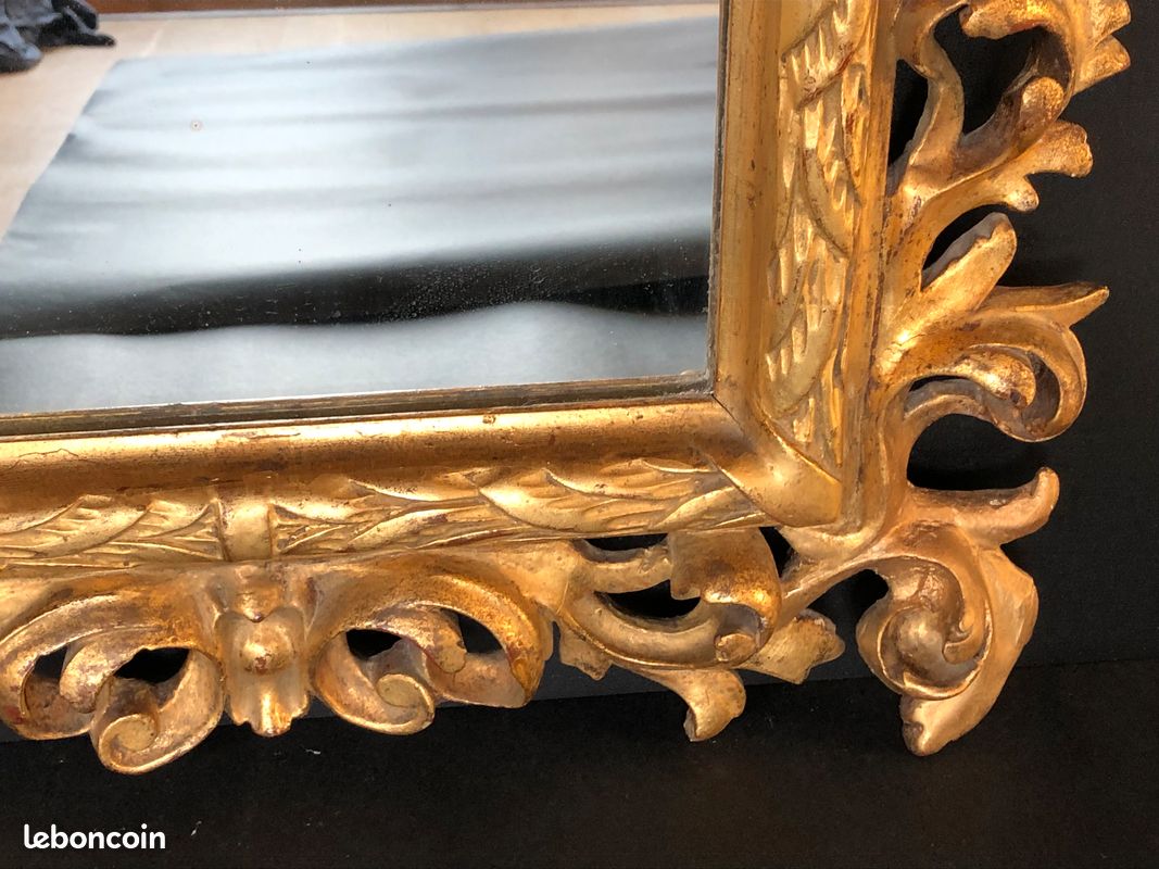 Ancien miroir doré à motifs de volutes , rinceaux feuillagés . Fronton en feuille d'acanthe. Belle impression de légèreté due à l'ajouré sur les quatre côtés . Miroir non d'origine . Italie du sud, (image 7)