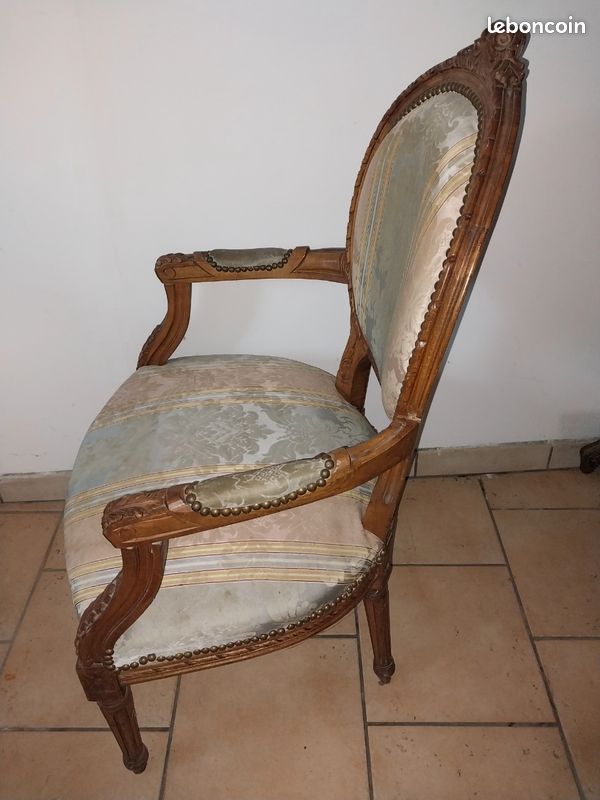 Paire de fauteuils cabriolets dossier médaillon louis XVI (image 12)