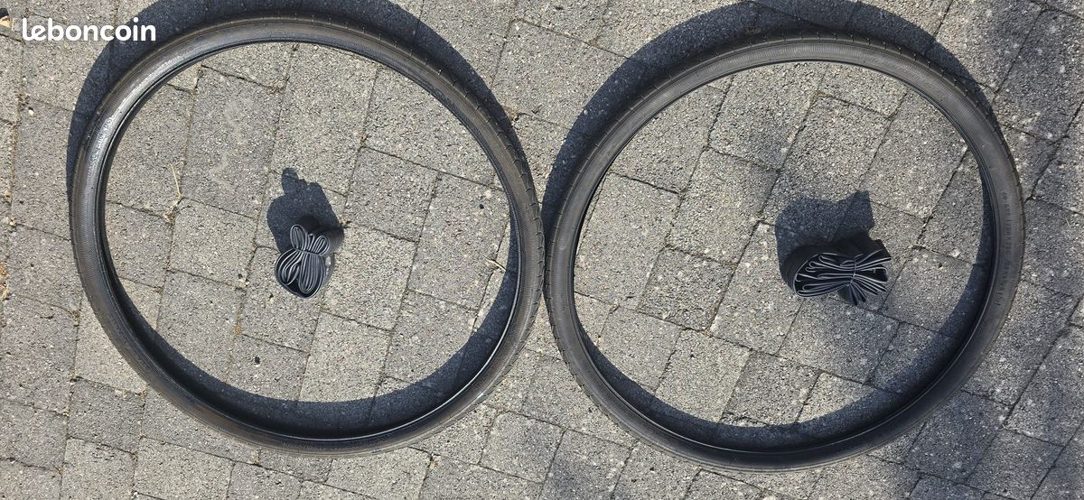 Pneus vélo 700x38C TBE peu utilisés avec chambre a air