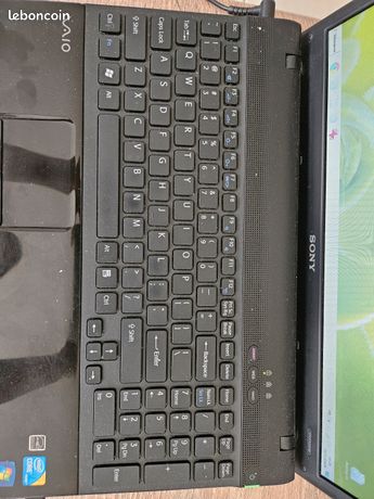 PC Portable Sony Vaio VPCYB35AF/B + Sacoche VAIO DICOTA + Clé USB Sony 8gb Microvault