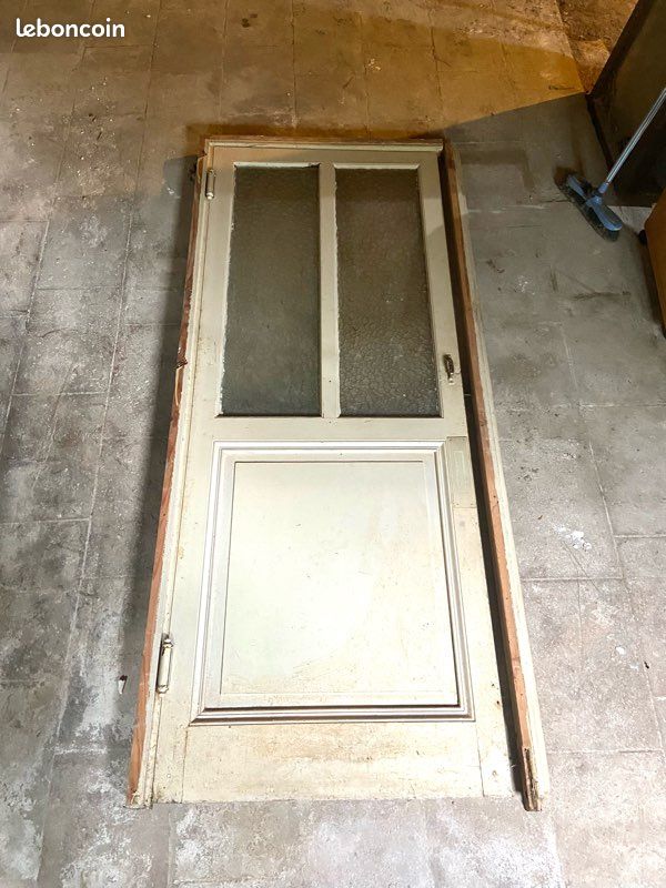 Porte en bois avec vitre et cadres (image 1)