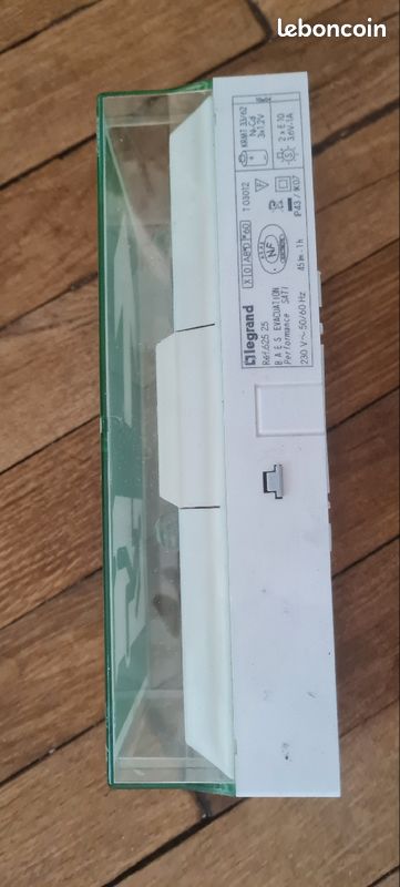 VENDU Indicateur sortie de secours 2 pièces BAES Pictogrammes universel Fixation murale Legrand Réf 625 25 Évacuation Issue NF Ampoules 45 lm 1h Performance Sati 230 V 50 / 60 Hz Panneaux lumineux (image 11)