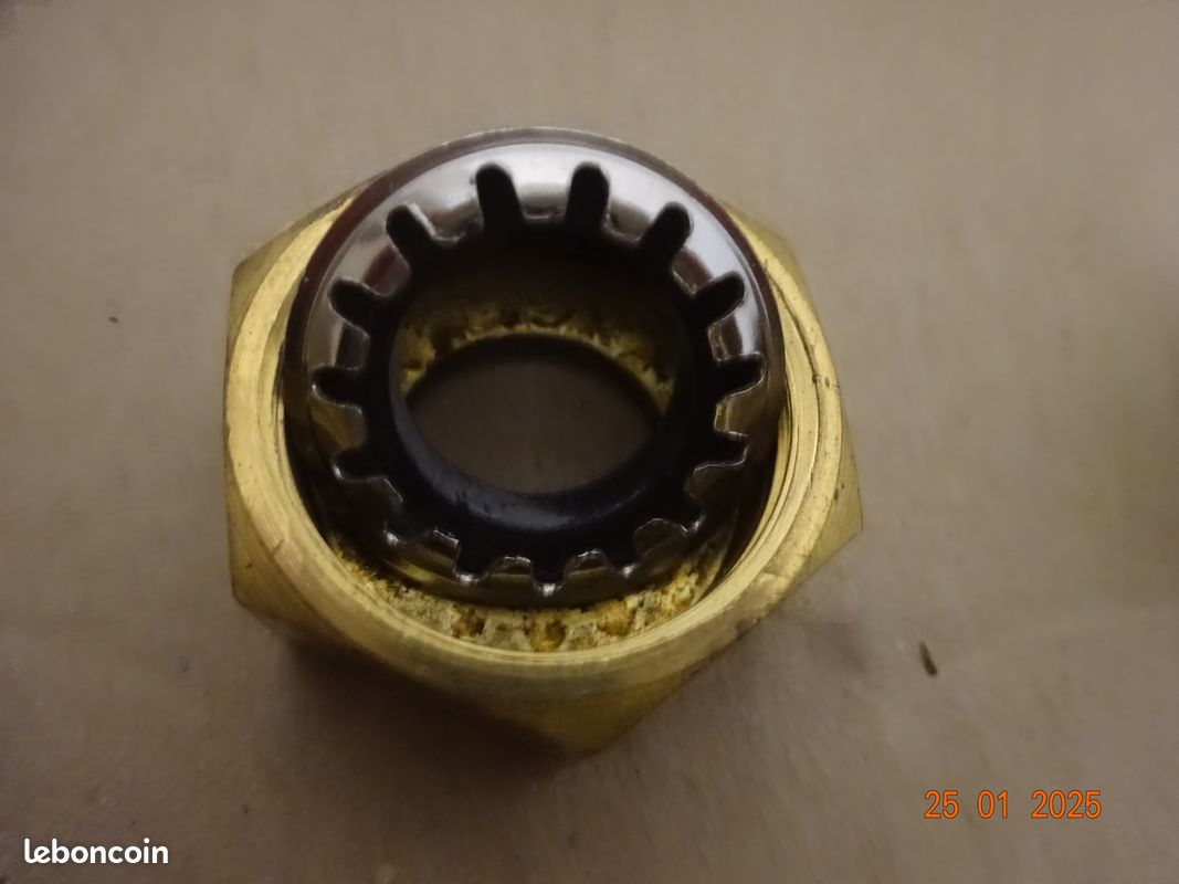 Divers raccords et écrous collet battu, en laiton (image 12)
