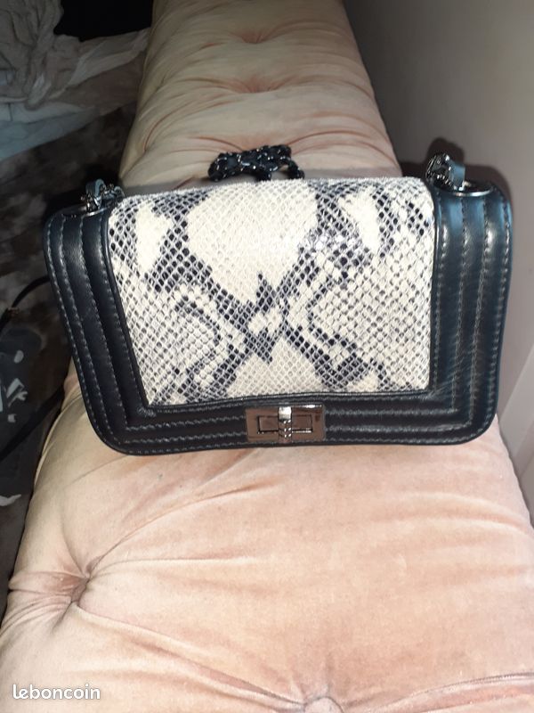 Bourse sac à main cuir noir bandouliére chaine noir dedans laniére cuir noir (image 1)