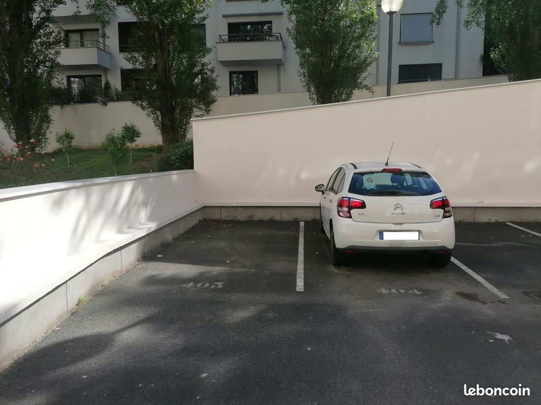 Location de parking aérien gare RER ISSY LES MOULINEAUX · à Issy-les-Moulineaux · 80 €/mois