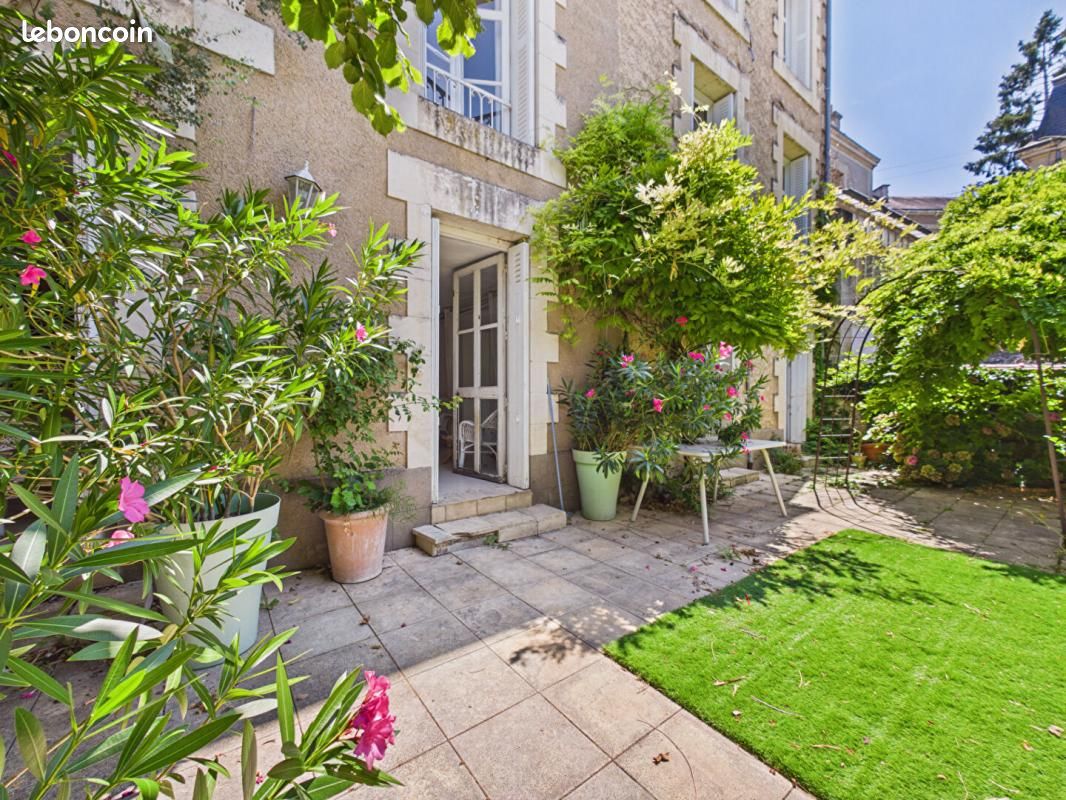 Maison 14 pièces 376 m² · à Poitiers · 376 m² · 695 000 €