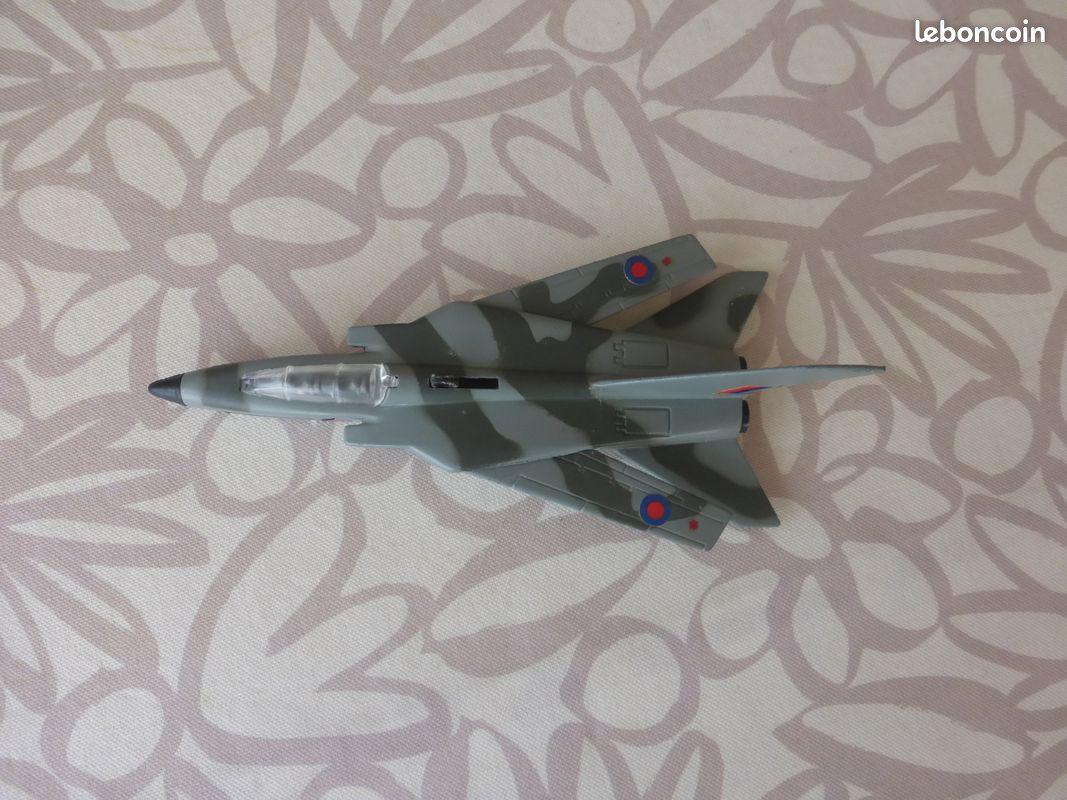 Dinky Toys avion 729 Multi Rôle Combat Aircraft (MRCA) Meccano made in GB les ailes sont a géométries variable grâce a une manette sur le fuselage (image 8)