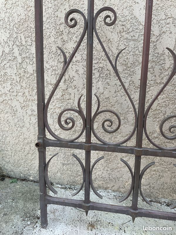 Grille ancienne en fer forge, plein (image 5)