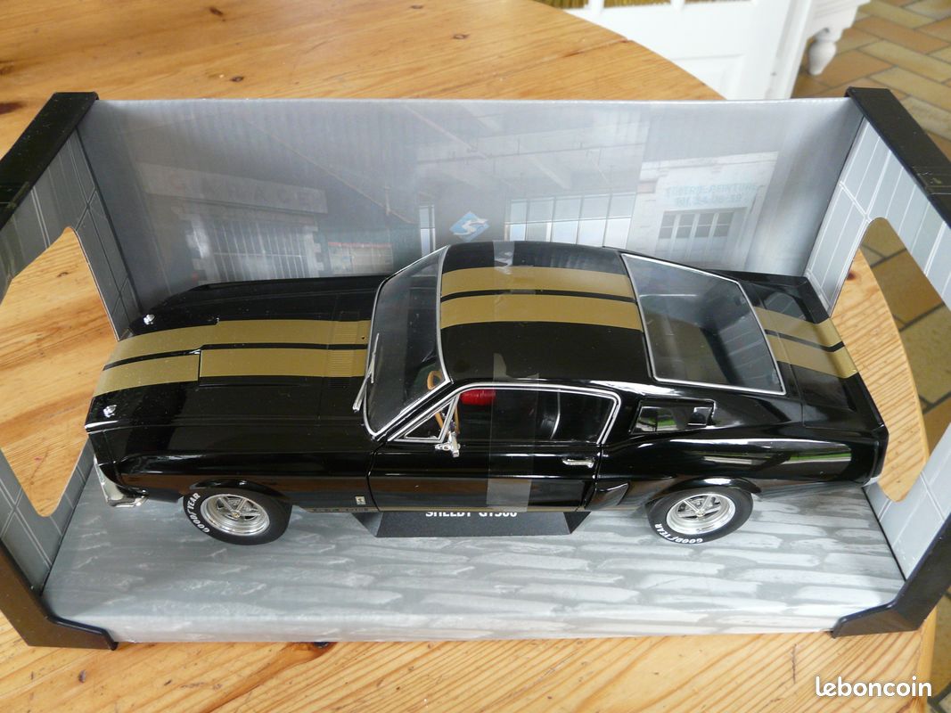 Voiture Ford Mustang GT500 noire et dorée 1967 neuve en boîte (image 9)