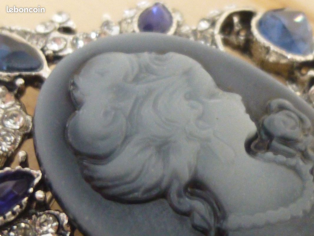 Broche/pendentif ancienne de style néo-étrusque, camée Méduse en peau d'ange, vers 1875 - En vente sur France