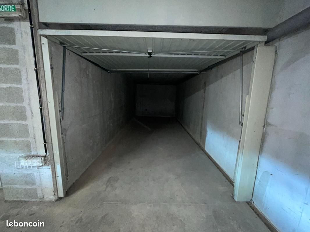 Parking 16 m² · à Dammarie-les-Lys · 16 m² · 100 €/mois